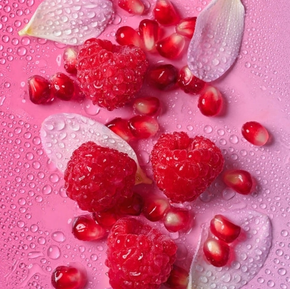 EOS Pomegranate Raspberry Body Wash - Picture 3 of 5